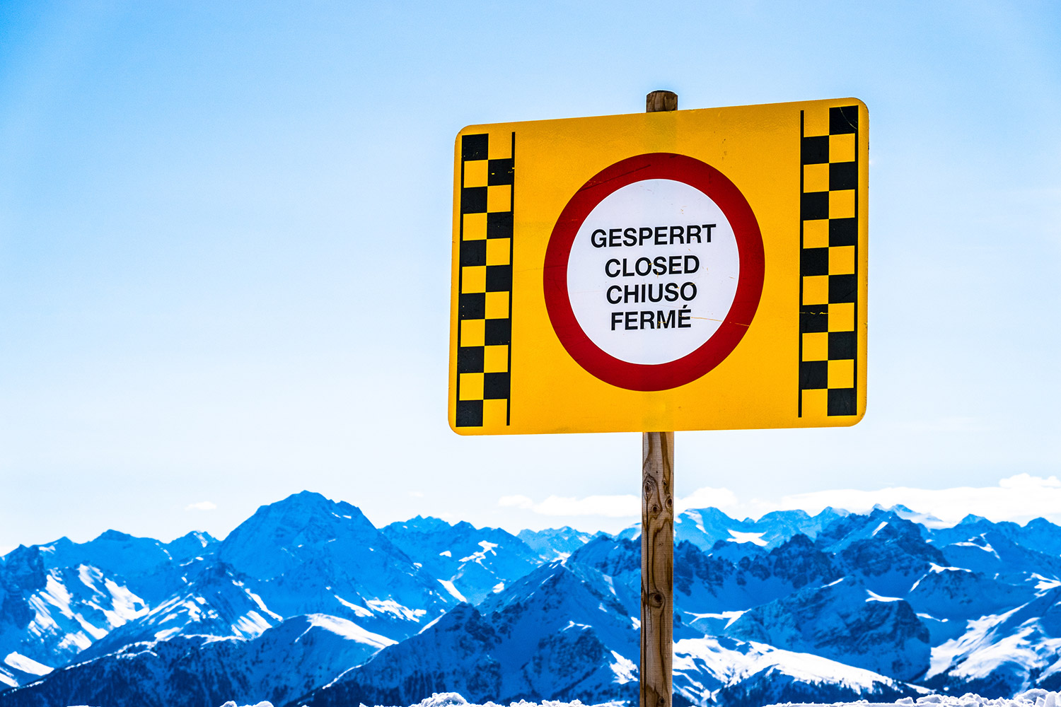 Warnungen beim Snowboarden beachten