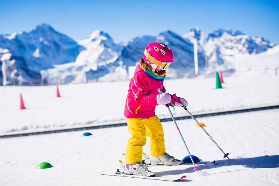 Kind beim Erlernen des Skifahrens